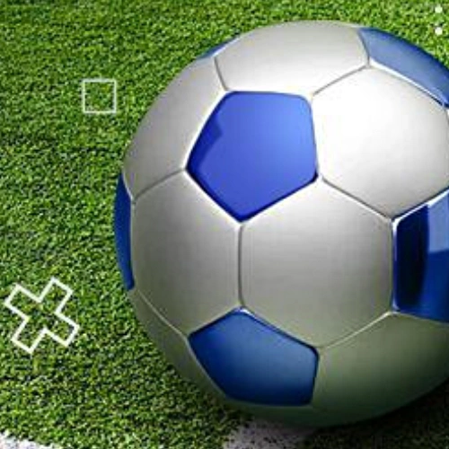 كرة القدم 2026 - كرة زرقاء وفضية على العشب